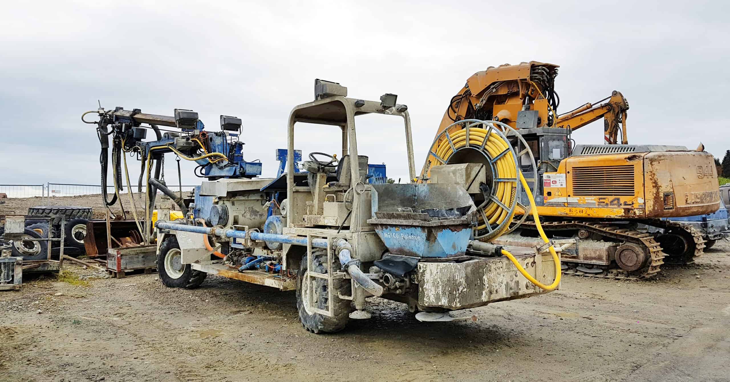 Electric plug for machine in tunneling