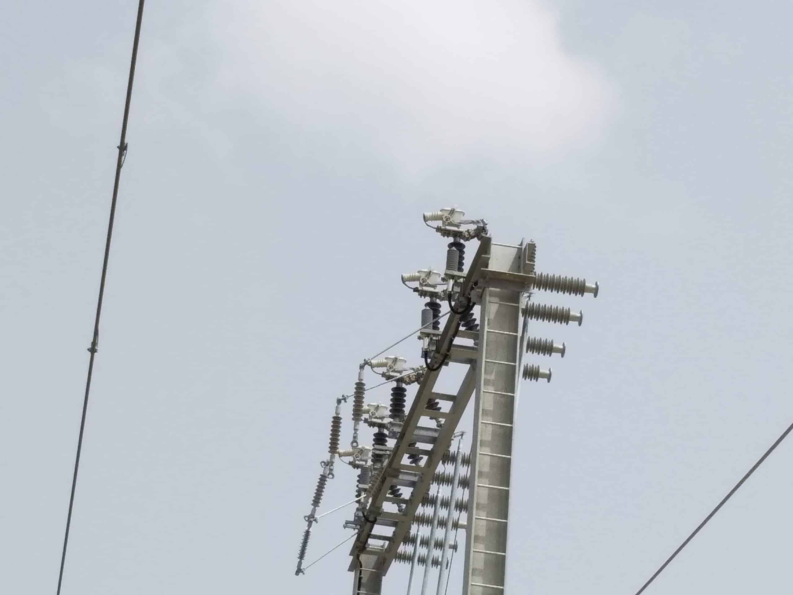 Railway disconnector on portal